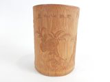 une tasse en bambou ornée d'un motif floral