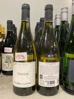 plusieurs bouteilles de vin sont alignées sur un comptoir