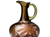 un vase en verre orné d'un motif marron et vert