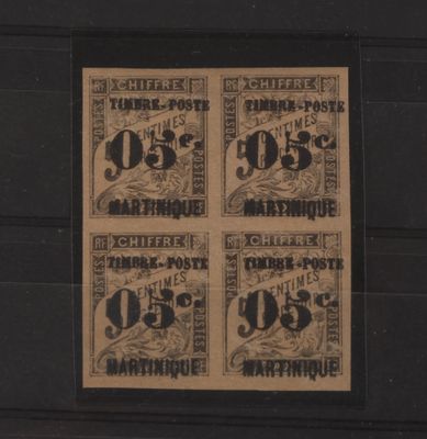 quatre timbres sur une feuille de papier où figure l'image d'une femme