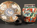 deux vases posés l'un à côté de l'autre sur une table