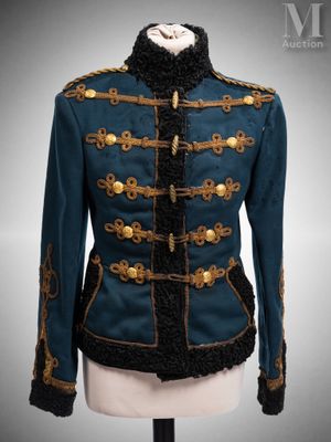 une photo d'une veste bleue à boutons dorés sur un mannequin