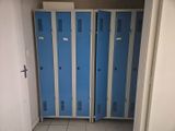 deux casiers bleus dans le couloir d'un immeuble