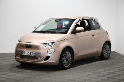 une photo d'une petite voiture garée dans une pièce