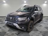 vue de face d'un SUV noir garé sur un sol à damier