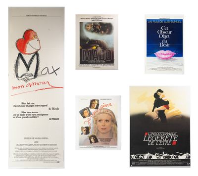 Plusieurs affiches de cinéma sont exposées sur une surface blanche