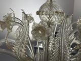 un lustre en verre orné d'un bouquet de fleurs