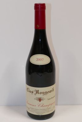une bouteille de vin posée sur une table
