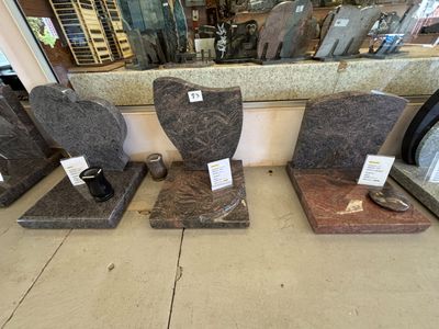 quatre types différents de pierres tombales en granit exposées