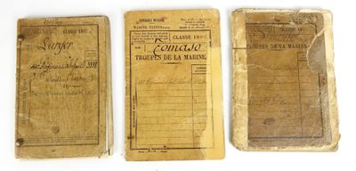 trois vieux livres posés les uns à côté des autres sur une table blanche