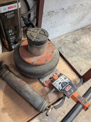 une machine posée sur une table
