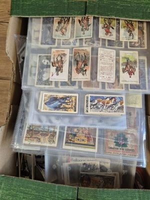 Collection de cartes de cigarettes, caisse de plusieurs mill… - Photo 1