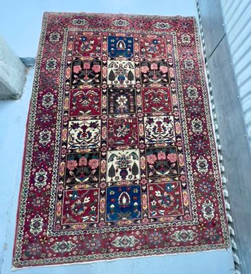 une image représentant un tapis rouge posé sur un sol bleu, près d'un mur blanc