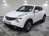le suv nissan juke blanc est garé sur un sol en damier