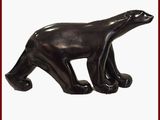 statue d'un ours polaire sur fond blanc, encadrée d'un cadre rouge