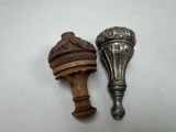 deux cuillères anciennes en bois, ornées de motifs élaborés, posées sur un fond blanc