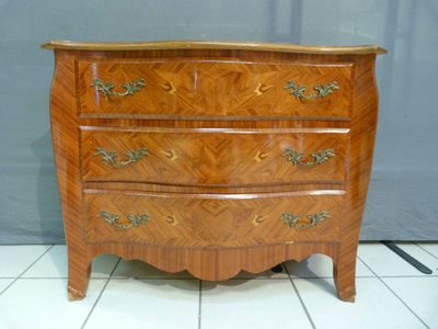 Commode de style Louis XV en bois de rose et marqueterie de …