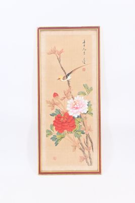 une photo d'un tableau représentant un oiseau et des fleurs