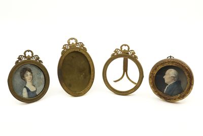 un ensemble de cinq portraits miniatures d'hommes et de femmes