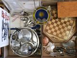 une boîte remplie d'argenterie et d'autres objets