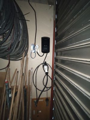 tout un tas de fils branchés au mur