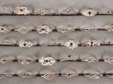 de nombreux modèles de bracelets exposés