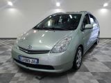 une Toyota Prius verte garée dans une pièce