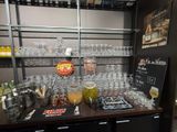 un bar sur lequel sont posés de nombreux verres et bouteilles