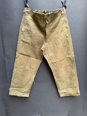 un gros plan sur un pantalon suspendu à une corde à linge