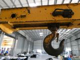 une grande grue suspendue au plafond d'un bâtiment