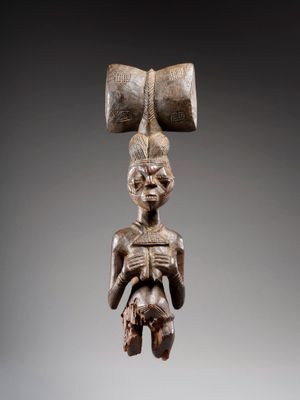 une image représentant une statue d'une femme avec un marteau sur la tête