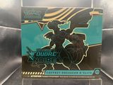 On voit ici la boîte du jeu de cartes à collectionner Pokémon.