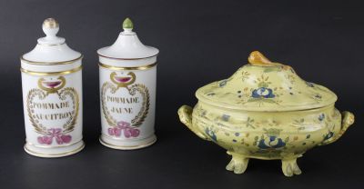 Lot comprenant: - soupière en faïence à décor de fleurs sur … - Photo 1