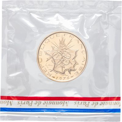 un gros plan d'une pièce de monnaie dans un sachet en plastique sur fond blanc
