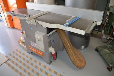 a machine that is sitting on the floor in a room