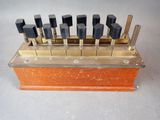 une photo d'une boîte en bois contenant tout un tas d'outils
