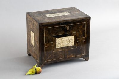 une petite boîte en bois avec un oiseau sur le couvercle