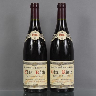 deux bouteilles de vin posées sur une table l'une à côté de l'autre
