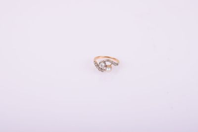 une bague de fiançailles ornée de trois diamants sur fond blanc