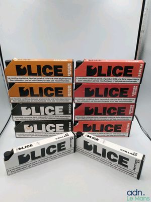trois cartons de jus de fruits posés les uns à côté des autres sur une table