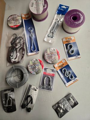 une table sur laquelle se trouvent divers objets, notamment des ciseaux, du fil, des ciseaux et d'autres objets