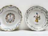 deux assiettes à motifs posées sur une surface blanche