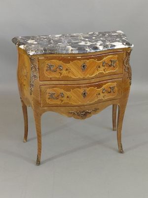 une petite commode avec un plateau en marbre