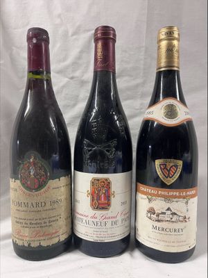 trois bouteilles de vin sont alignées sur une table