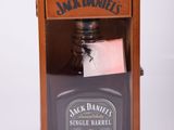 une petite boîte en bois contenant une bouteille de whisky Jack Daniel's Single Barrel