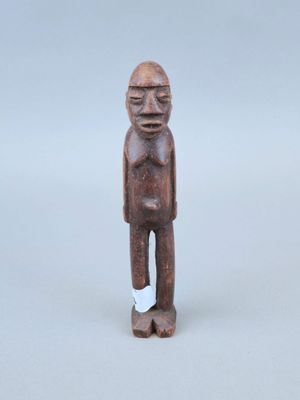un gros plan sur une figurine représentant un homme avec un bandage à la jambe