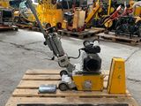 La machine se trouve sur la palette dans l'entrepôt.