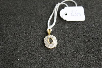 un gros plan d'un collier posé sur une surface noire, avec une étiquette de prix