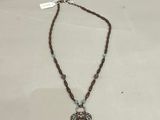 gros plan d'un collier sur une table avec une étiquette