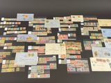 de nombreux types de timbres sont disposés sur une table